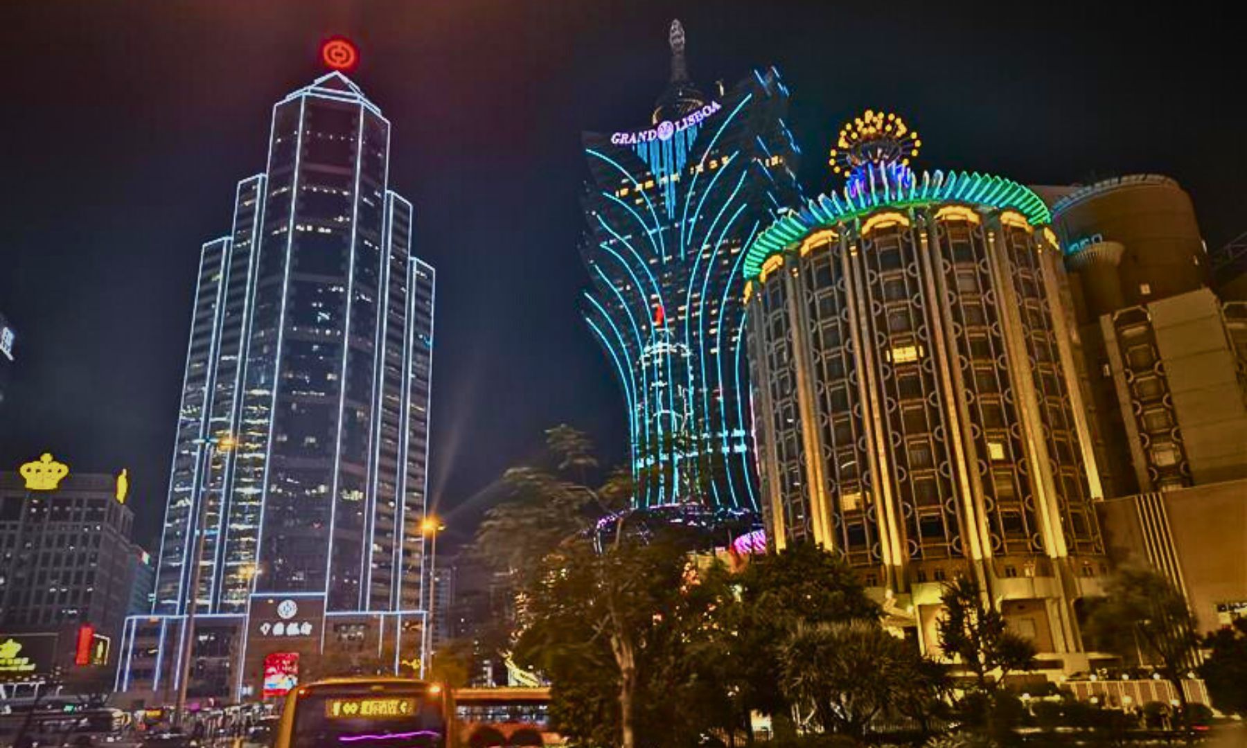 ウィーンマカオやマカオタワー、パリジャンマカオなど、光輝くマカオの夜景を満喫するナイトドライブへ